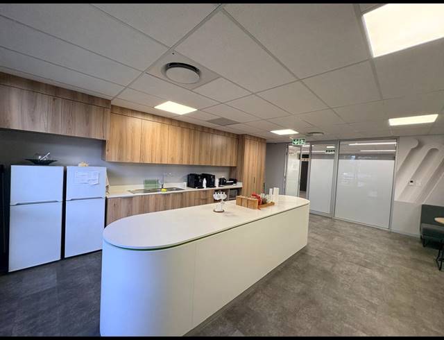 1,332M² OFFICE TO LET IN VORNA VALLEY